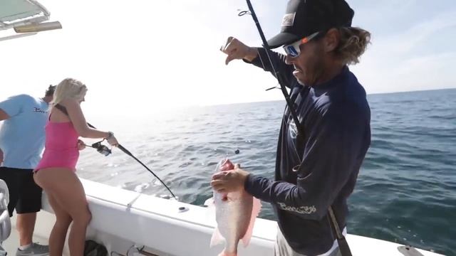 Девочки впервые ловят рыбу на Snapper у восточного побережья Флориды, с Back To Blue Adventure смотреть онлайн