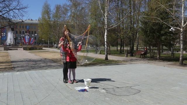 Пузыри на улице делаем ГИГАНТЫ и мыльные шлейфы BUBBLE палочки смотреть онлайн