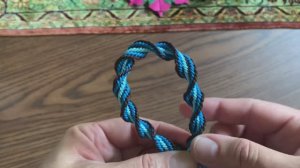 Плетеный браслет Кумихимо.