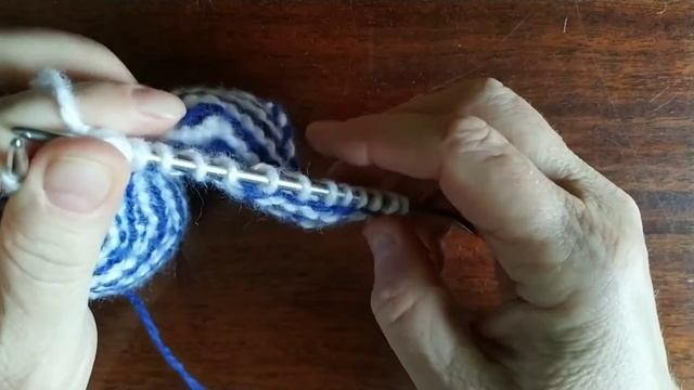 Узор "Зигзаг"двумя цветами. Вязание с нуля. Узоры спицами. Двухцветные узоры спицами. Вяжем вместе. смотреть онлайн