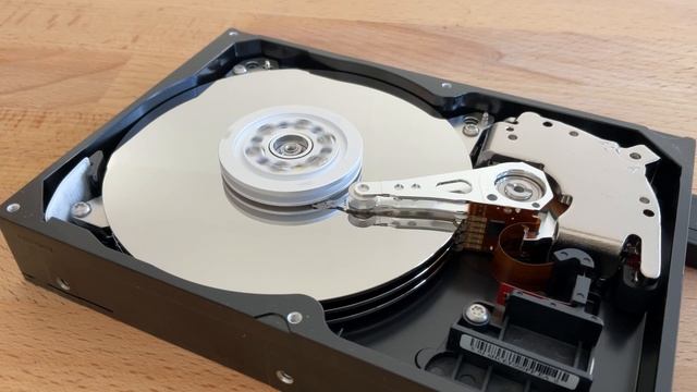 Inside a Maxtor DiamondMax 11 (6H400R0) 400GB Hard Drive from 2006 смотреть онлайн