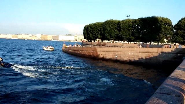 На Васильевской стрелке обливают с гидроцикла смотреть онлайн