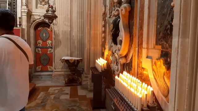 Шале и розы в горах Италии. Сиракузы. Santa  Lucia.  Basilica.  Piazza  Duomo.