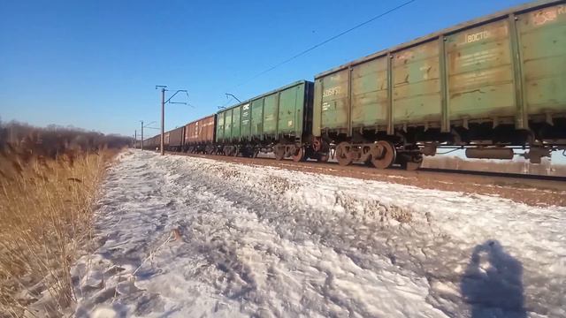 Электровоз 3ЭС5К-957 "Ермак" с грузовым поездом зимнем вечером на Транссибе. смотреть онлайн