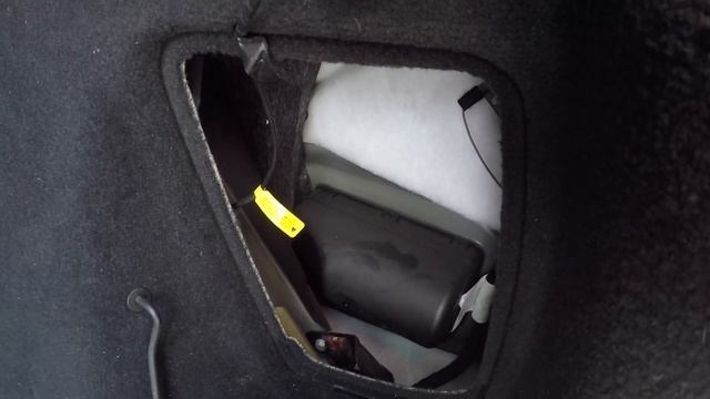 Поиск маленького аккумулятора в Mercedes W166 и вызов к ролику о его замене.