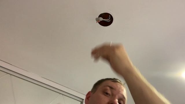 Как установить светильник в натяжной потолок, когда нет нужного термокольца смотреть онлайн