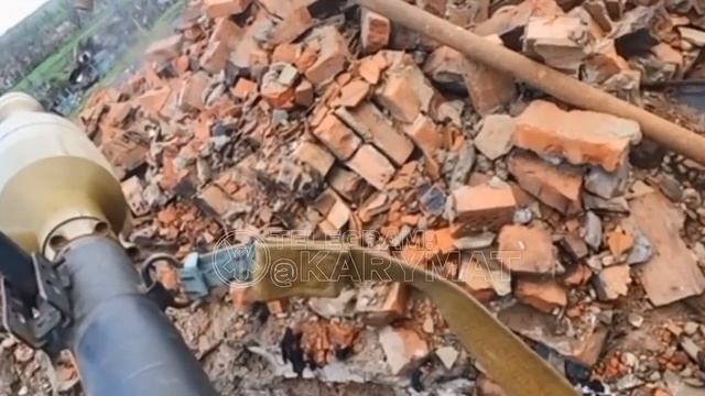 В морковке от РПГ-7 отсырел порох, из-за чего он неправильно сработал. Снято с украинской стороны в смотреть онлайн