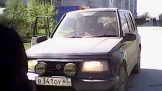 Блондинка на тротуаре смотреть онлайн