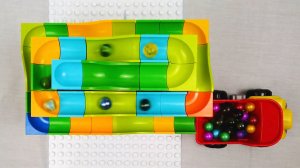 Горка для шариков - Шарики катятся с горки.