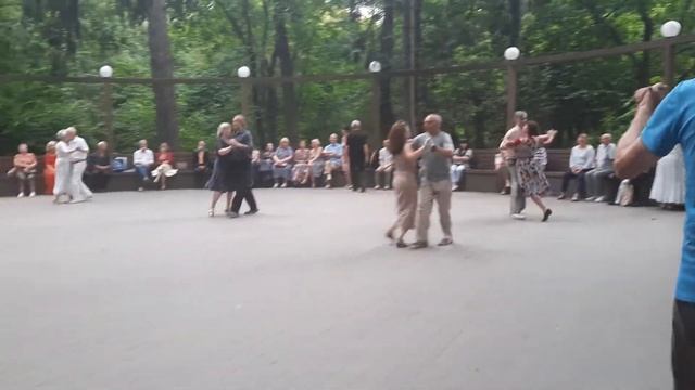 52) Быстрый Фокстрот // Танцы в Царицыно 14.08.2022 смотреть онлайн