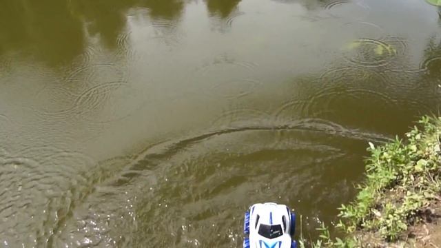 МАШИНА УМЕЕТ ПЛАВАТЬ - радиоуправляемые машинки - Silverlit Aqua Cyclone смотреть онлайн