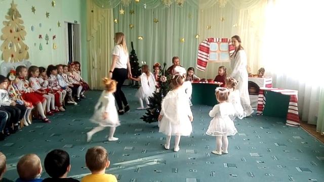 Сад 685 (Киев) ясельная группа Курчатко. Танец ангелочков (Милана Булыга) смотреть онлайн