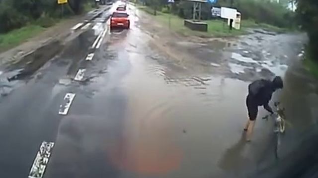 Падение с велосипеда в лужу. смотреть онлайн