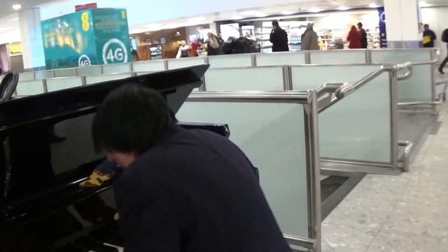 RYANAIR PILOT PLAYS BOOGIE PIANO DUE TO STRIKE ! смотреть онлайн