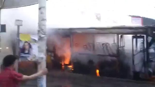 Пожарные тушат автобус у ж/д вокзала Миасса. 21.05.2016 смотреть онлайн