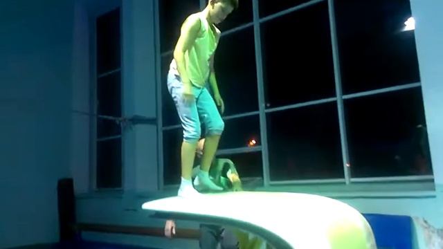 Сальто назад с перепада высоты смотреть онлайн