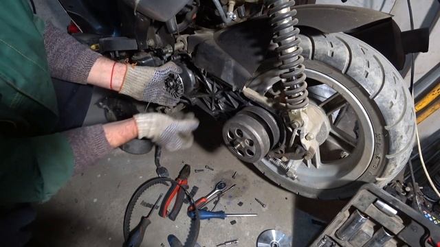 Замена ремня на Скутере смотреть онлайн