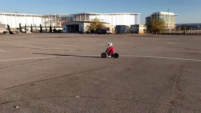 Малышке всего 2 года и 2 месяца, а она уже обожает свой электробеговел смотреть онлайн