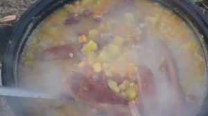 ГОРОХОВЫЙ СУП С КОПЧЁНОСТЯМИ В КАЗАНЕ НА КОСТРЕ