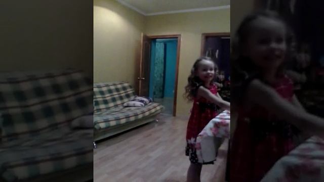 Девочка красуется смотреть онлайн