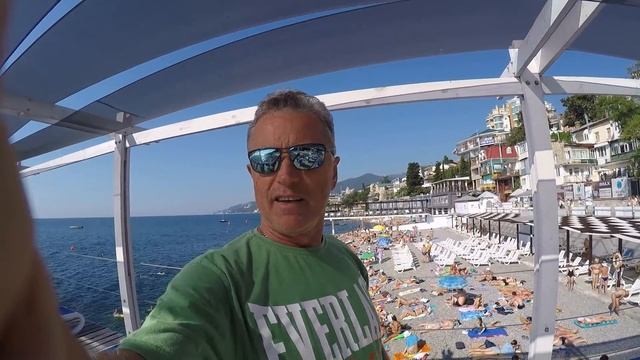Крым Ялта конец июля 2016г Лежаки игнорируют все!!! смотреть онлайн
