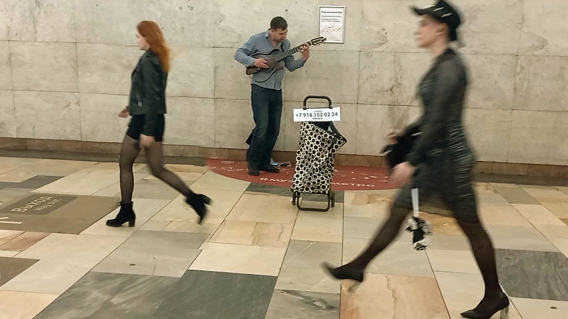 Удивительная гитара в вечерней подземке смотреть онлайн