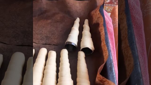 Трубочки из слоенного теста со сливочным кремом. смотреть онлайн