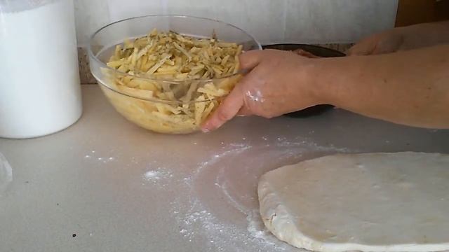 СЛОЁНЫЙ ПИРОГ С МЯСОМ И КАРТОШКОЙ . смотреть онлайн