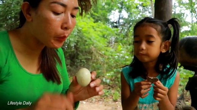 Pick a lot egg and catch many fish for food of survival- Top survival mother of daughter in forest смотреть онлайн
