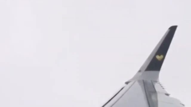 Молния ударила в крыло самолета Thomas Cook смотреть онлайн