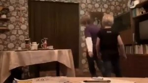 на мальчика упал шкаф