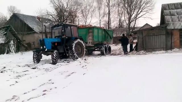 МТЗ 82 тащит прицеп дров по распаханному полю смотреть онлайн
