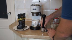 Кофеварка De'Longhi Dedica Рожковая EC685.M. Кофе Капучино.