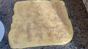 Воздушный рулет с изюмом и орехами.Нежный,ароматный. С нотками цитруса.Рулет косичка