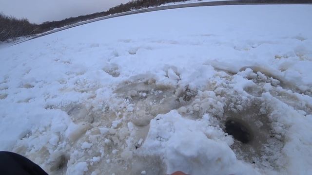 Рыбалка на реке НЕПРЕДСКАЗУЕМА. Ловля ПЛОТВЫ на реке. Зимняя рыбалка 2022. смотреть онлайн