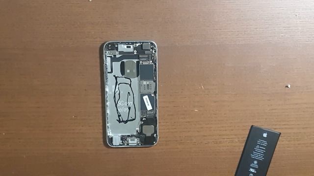 Меняем батарею на iPhone 6S - Первый ремонт на камеру смотреть онлайн