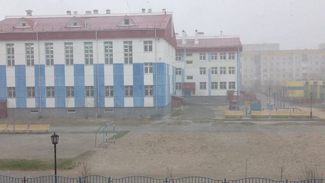 Лето в Сургуте. Снег идёт. Дай бог, не последний... смотреть онлайн