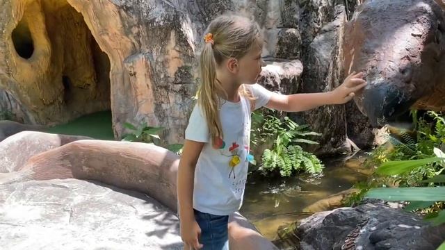 Алиса пришла в Динопарк на Пхукете смотреть онлайн