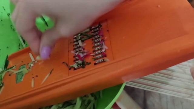 Окрошка на кефире и минеральной воде. Запомните этот рецепт и быстрее готовьте. смотреть онлайн