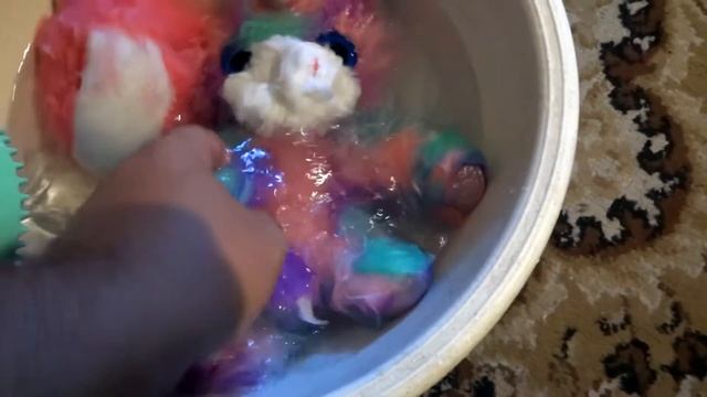 Scruff A Luvs - Распаковка и купание игрушки Няшка-Потеряшка – Игрушка, которую нужно купать смотреть онлайн
