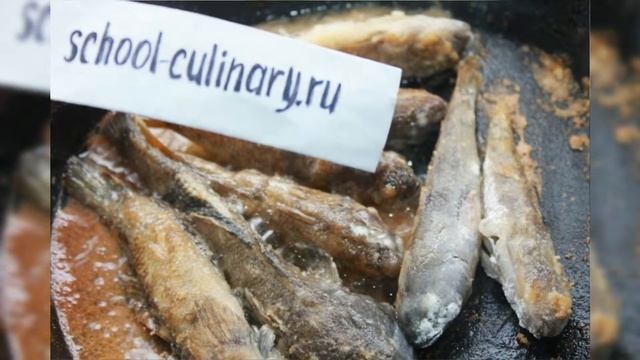 Жареные бычки с томатным соусом и луком - school-culinary.ru смотреть онлайн