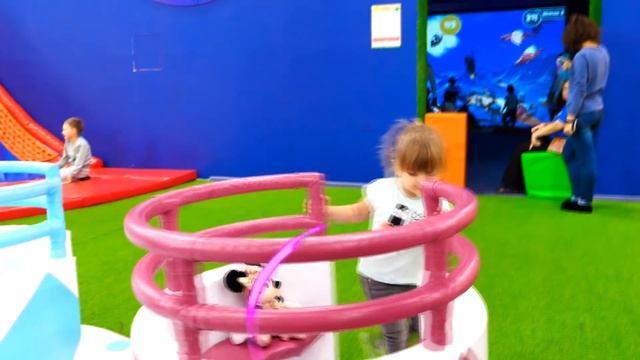 Детская игровая площадка и семейный развлекательный центр Крутопарк | Olivia Vlog смотреть онлайн