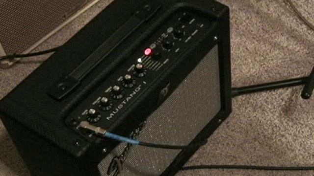 Fender Mustang I Amp and Deluxe players Stratocaster смотреть онлайн