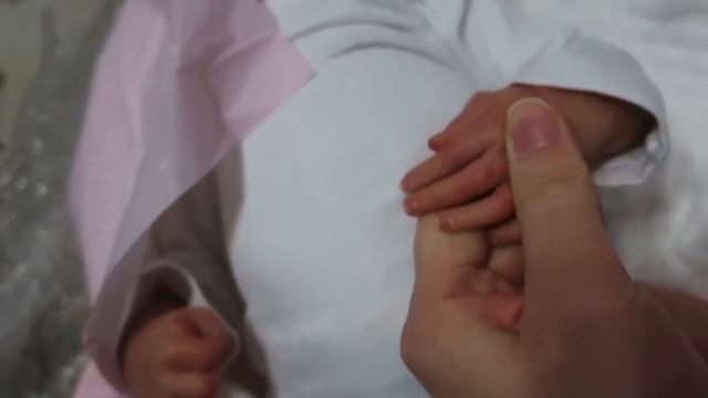 Распаковка реборна , реакция мамы на реборна , у мамы шок ? reborn baby box opening ? Wow смотреть онлайн