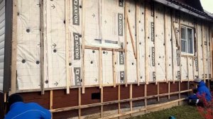 ОБШИВАЕМ ДОМ ВИНИЛОВЫМ САЙДИНГОМ - МОНТАЖ САЙДИНГА СВОИМИ РУКАМИ | УДАЧНИКИ