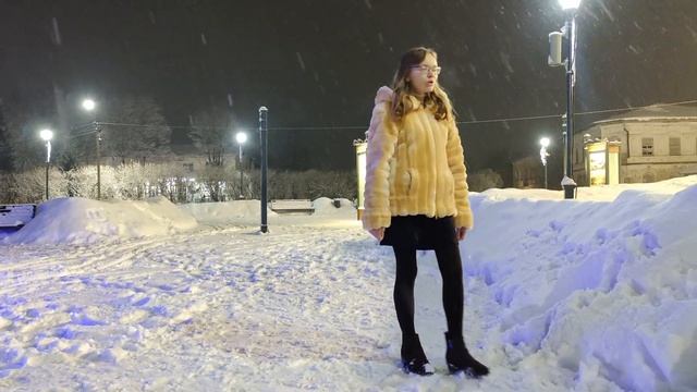 "Лети, лети, снег..." - автор и исполнитель Аня Гусева смотреть онлайн