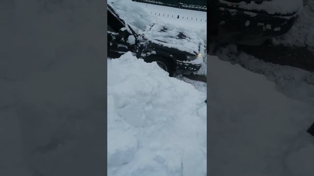 Пытаемся выгнать из сугроб на летней резине) смотреть онлайн