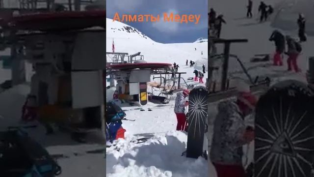 "Взбесившийся" подъёмник на курорте в Грузии переломал десятки людей смотреть онлайн