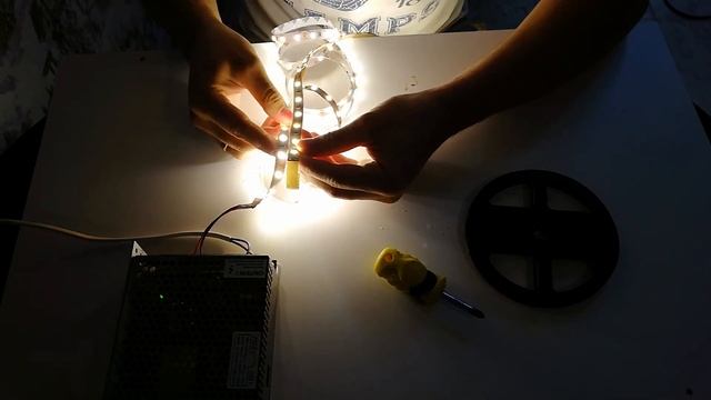 Почему,Светодиодная лента ,в конце тусклее светит ? На сколько метров идёт потеря света? смотреть онлайн