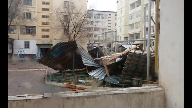 Сильный ветер сорвал крыши домов в Каратау смотреть онлайн